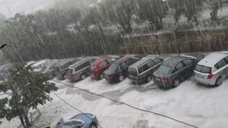 Veliko nevrijeme u Dalmaciji, u Kaštelima ogromna tuča, kaos na magistrali