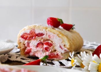 Jednostavna rolada s jagodama i šlagom