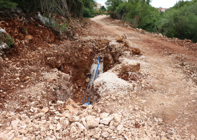 Grad Široki Brijeg nastavlja s investicijama izgradnje vodovoda u Ljubotićima, Dobrkovićima i Knešpolju