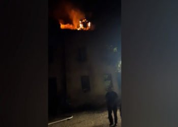 Sarajevo: Očajni otac s krova zgrade u plamenu bacio dijete, policajci ga uhvatili