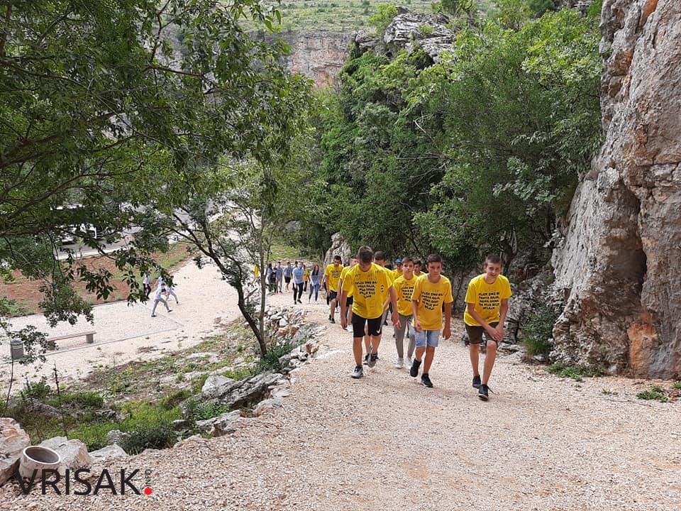 Grude: Učenici devetog razreda proslavili zadnji dan nastave uz pjesmu i veselje