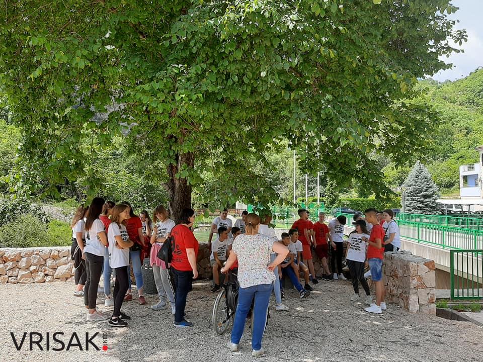 Grude: Učenici devetog razreda proslavili zadnji dan nastave uz pjesmu i veselje