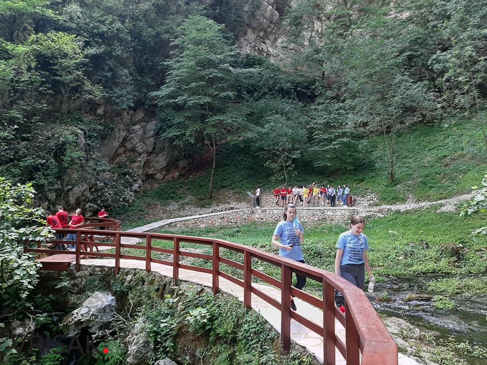 Grude: Učenici devetog razreda proslavili zadnji dan nastave uz pjesmu i veselje