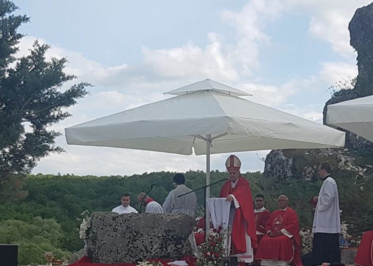 Svečano u Zagorju: Biskup Perić blagoslovio Gospin kip i kapelicu