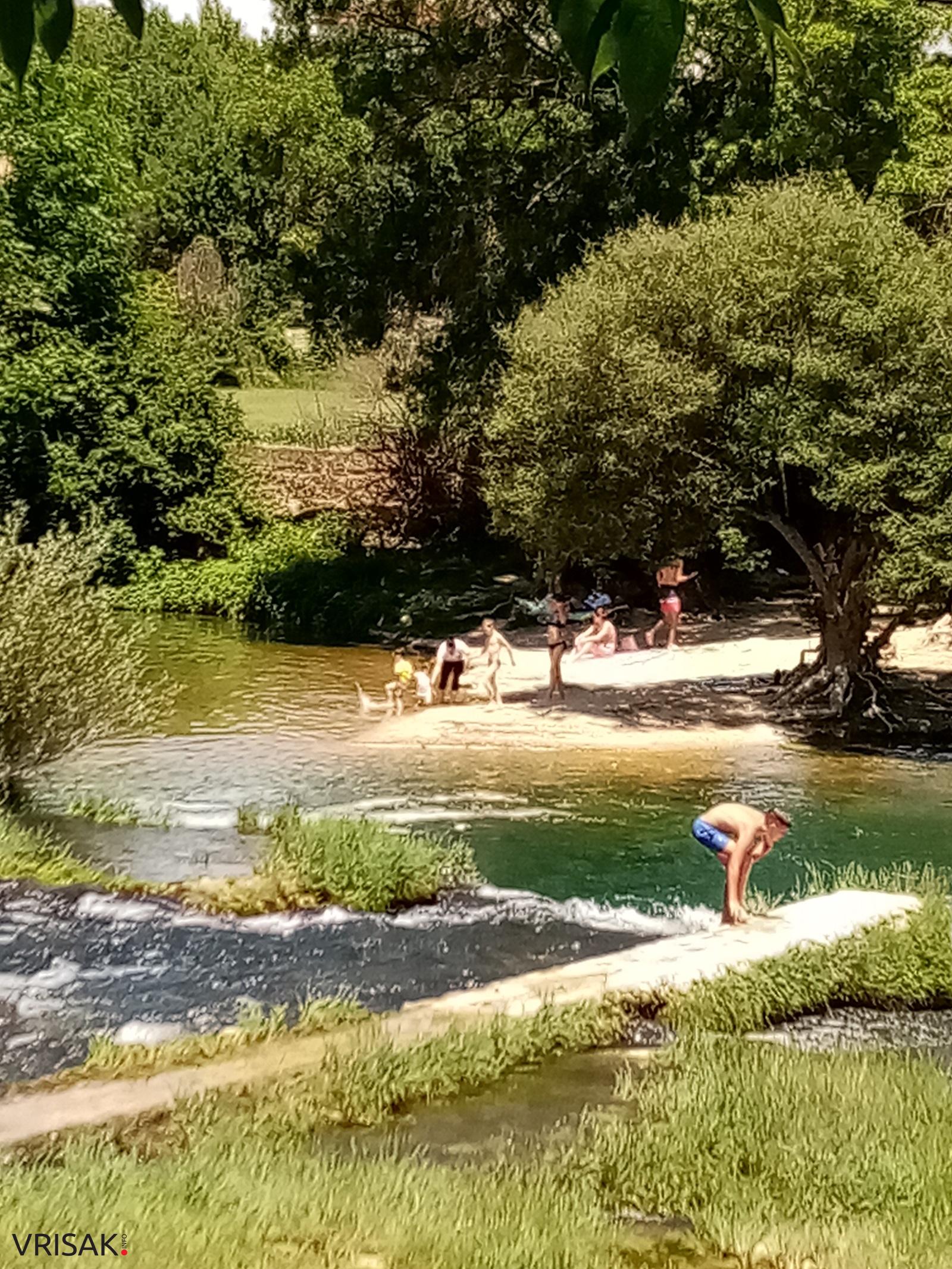 Kupači osvježenje potražili na Čeveljuši kod Ljubuškog (FOTO)