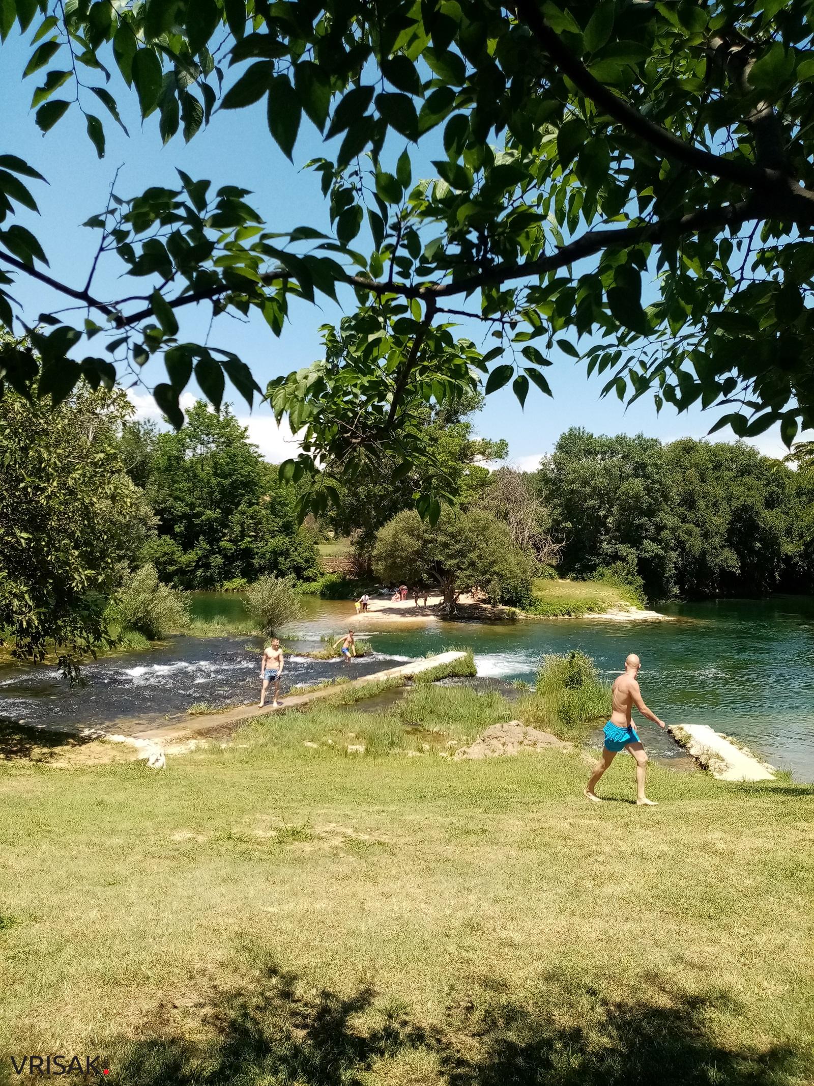 Kupači osvježenje potražili na Čeveljuši kod Ljubuškog (FOTO)