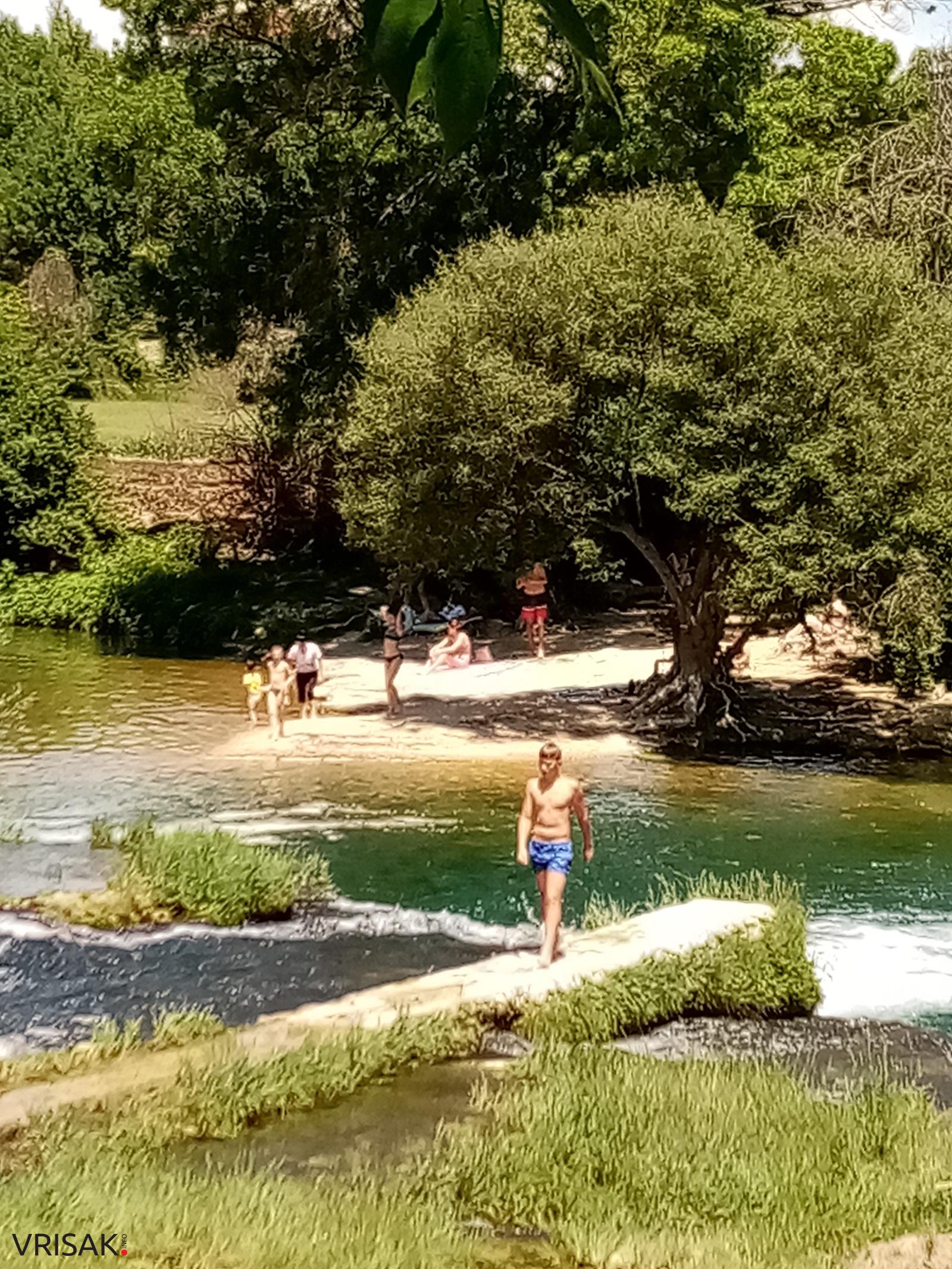 Kupači osvježenje potražili na Čeveljuši kod Ljubuškog (FOTO)