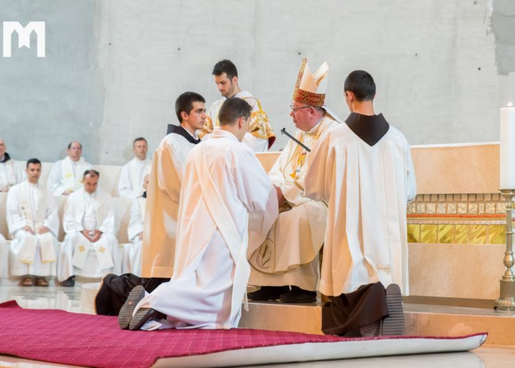 U Mostaru zaređeno četvero đakona