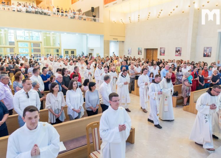 U Mostaru zaređeno četvero đakona