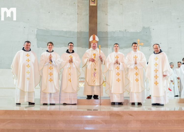 U Mostaru zaređeno četvero đakona