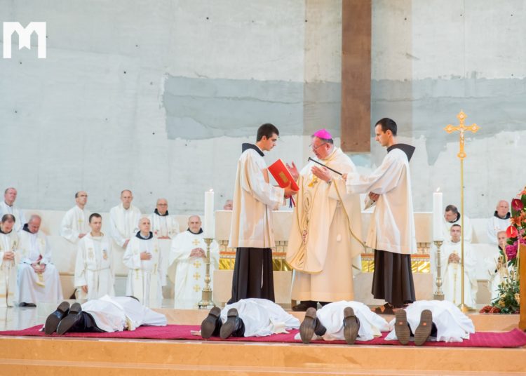 U Mostaru zaređeno četvero đakona