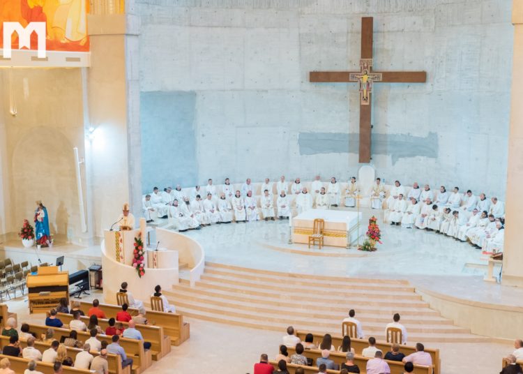 U Mostaru zaređeno četvero đakona