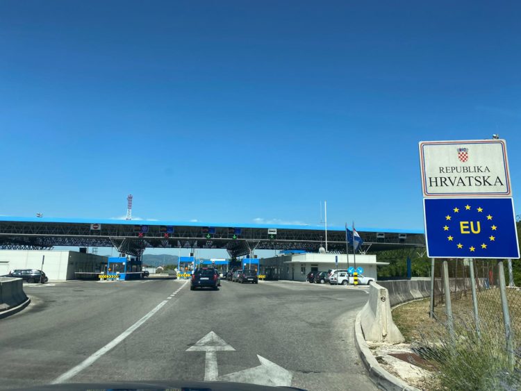 Gužve na granici; Hercegovci pohrlili na more