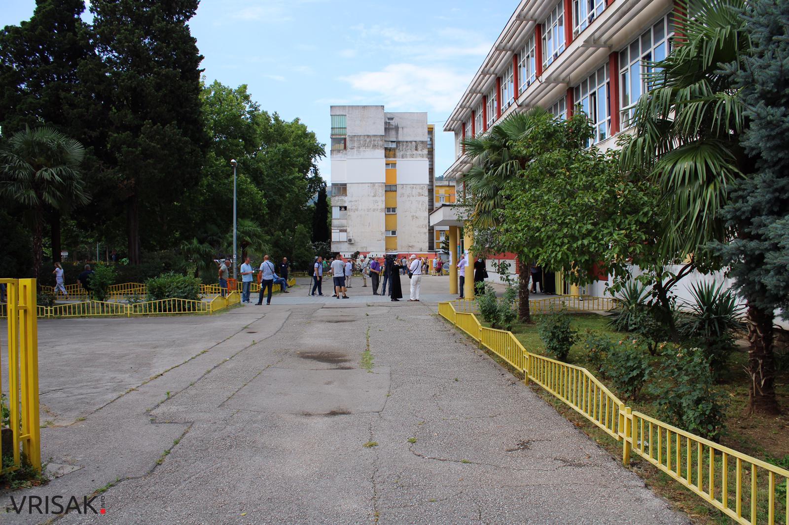 FOTO/ Birališta u Mostaru otvorena; Nema većih gužvi, na snazi epidemiološke mjere