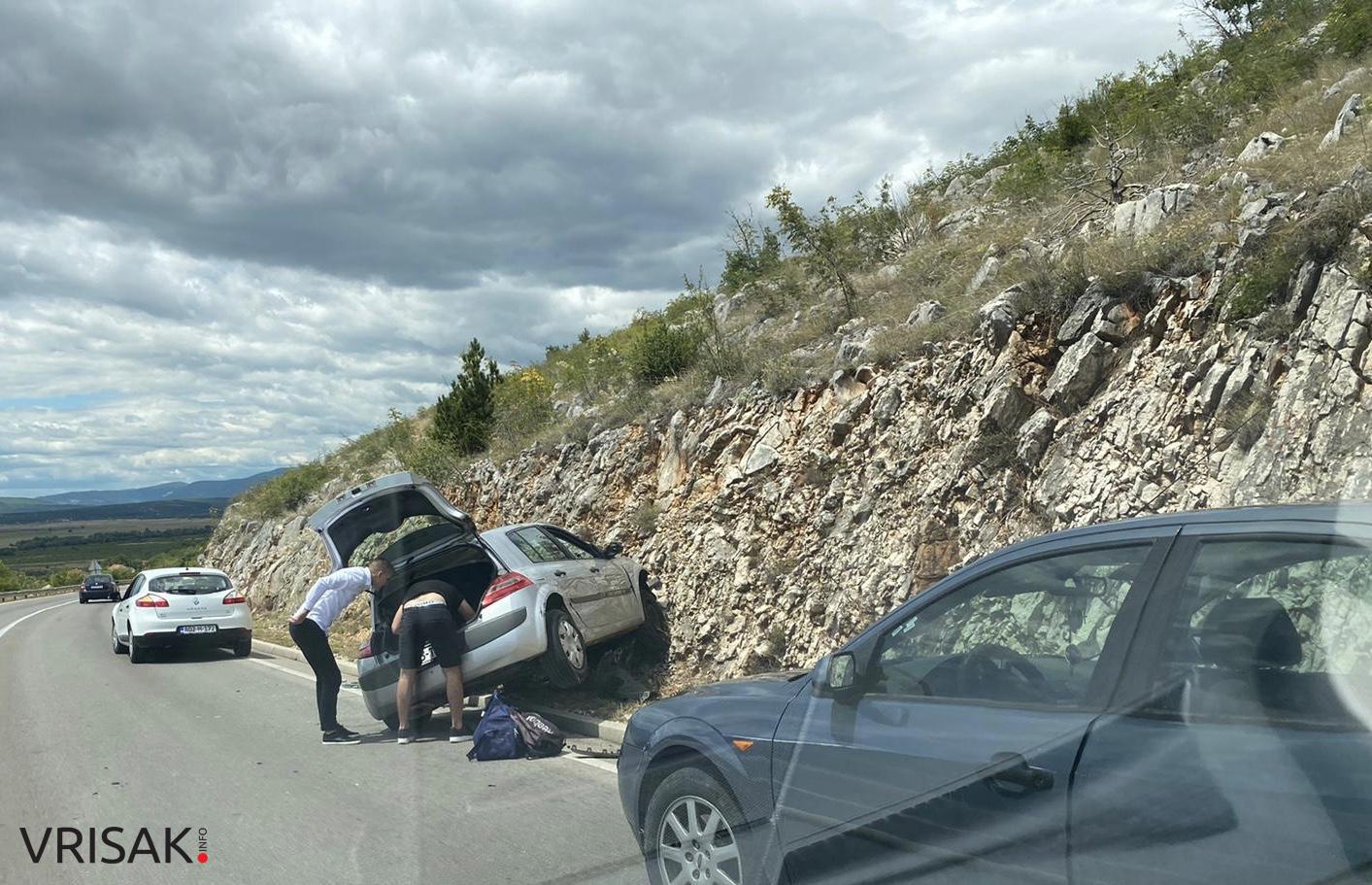 U Međinama došlo do samoslijetanja auta