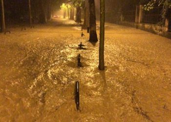 Potop u Zagrebu: Auti pod vodom, tramvaji ne voze, Holding poslao upozorenje