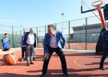 Vučić upisao školu za trenera košarke – Prisjetimo se kako je dječaku hrabro “zalijepio bananu”