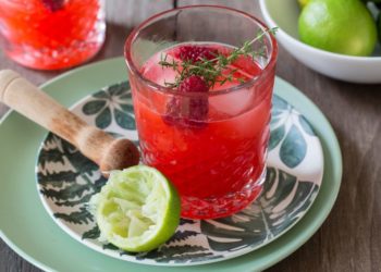 Džin-tonik s malinama: Osvježavajući koktel stvoren za druženje s prijateljicama