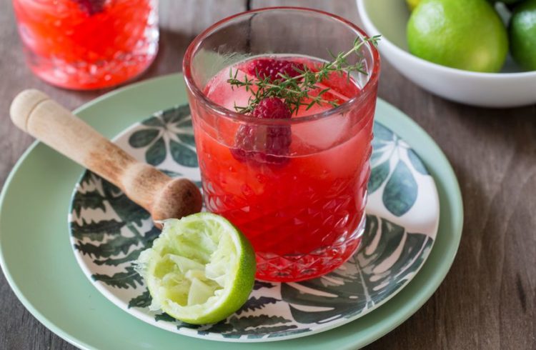 Džin-tonik s malinama: Osvježavajući koktel stvoren za druženje s prijateljicama