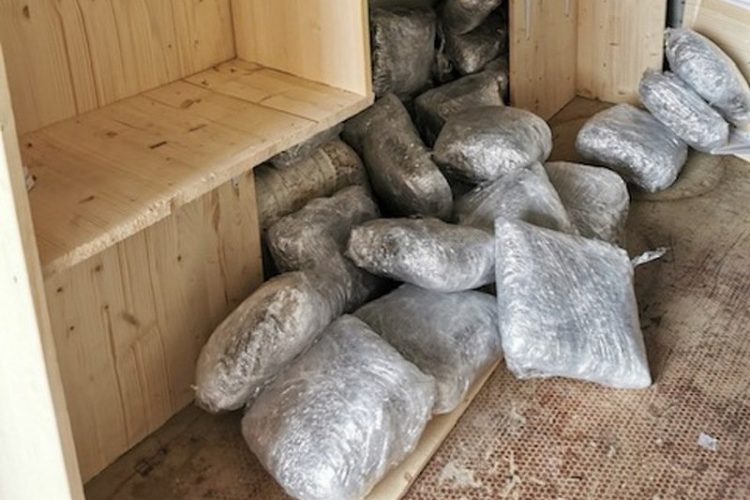 Crnogorac uhićen pri izlasku iz BiH, pokušao prokrijumčariti 55 kilograma marihuane