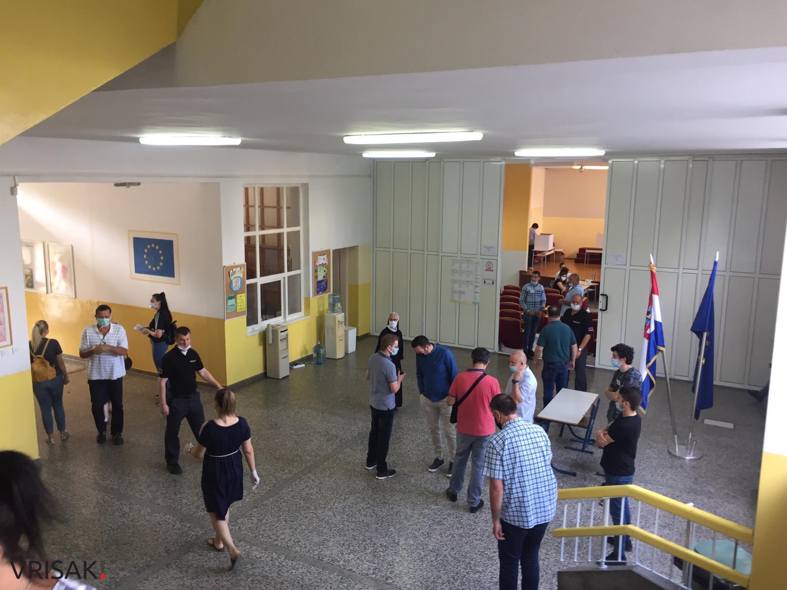 FOTO/ Birališta u Mostaru otvorena; Nema većih gužvi, na snazi epidemiološke mjere