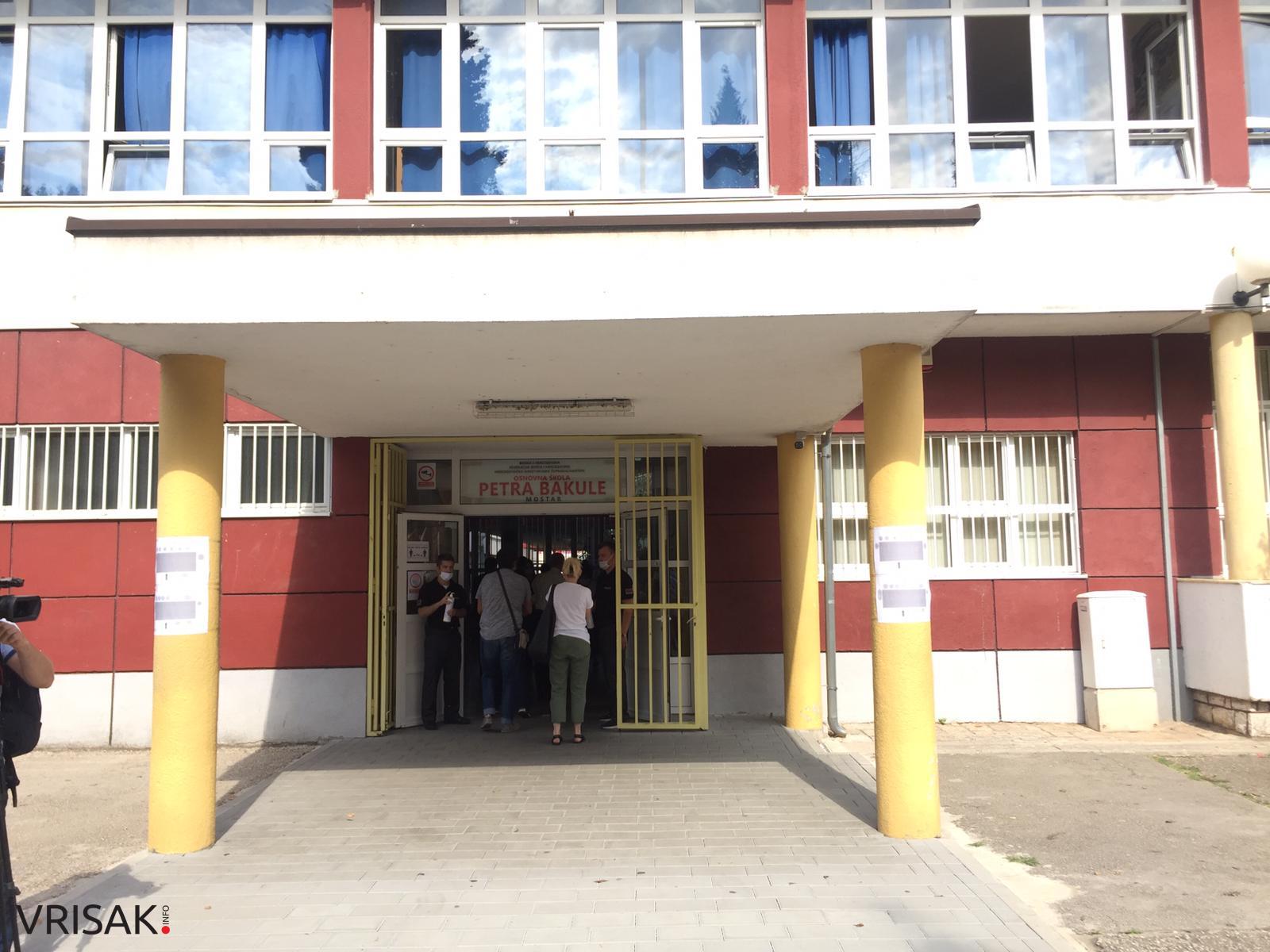 FOTO/ Birališta u Mostaru otvorena; Nema većih gužvi, na snazi epidemiološke mjere