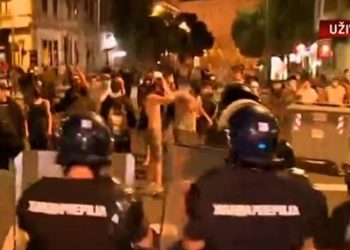 Beograd: Velika akcija policije, lete kamenje i suzavci, na ulicama oklopna vozila