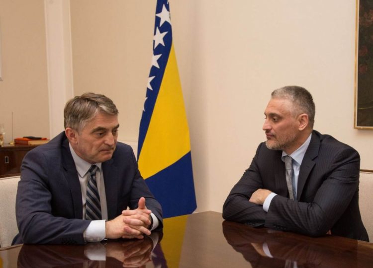 Komšićev savjetnik reketom pretukao čovjeka