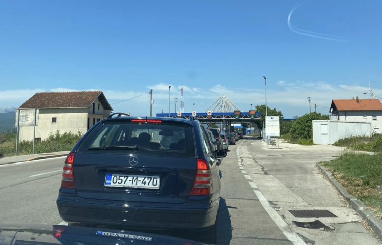 Gužve na granici; Hercegovci pohrlili na more