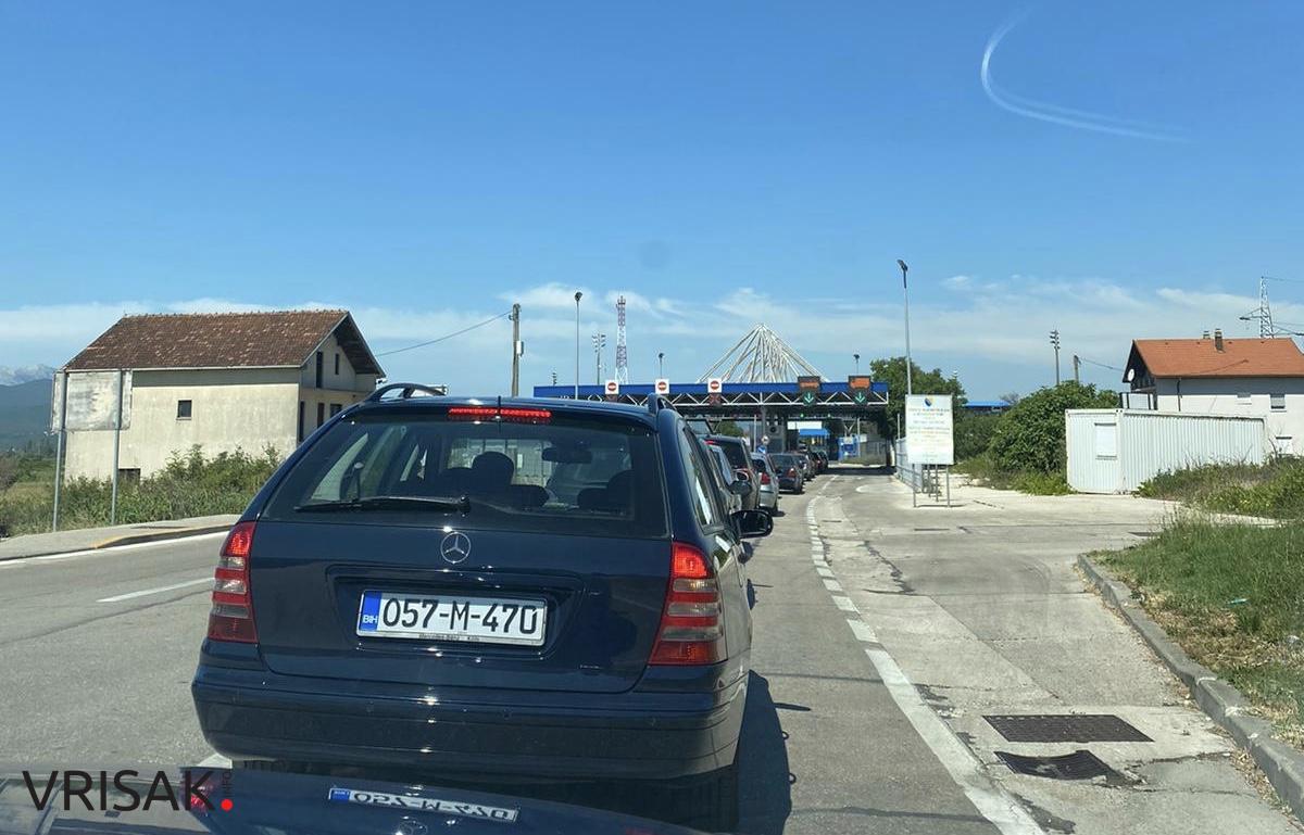 Gužve na granici; Hercegovci pohrlili na more