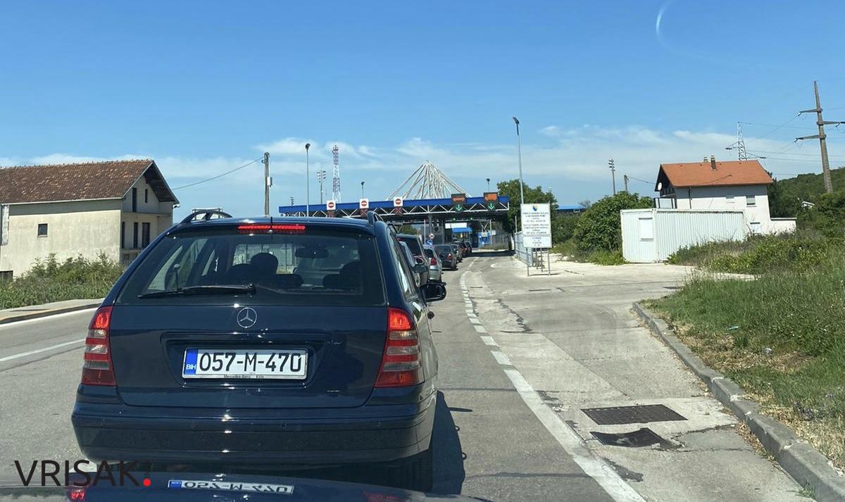 Gužve na granici; Hercegovci pohrlili na more