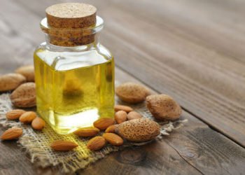 Blago i moćno bademovo ulje spas je za probleme s vlasištem