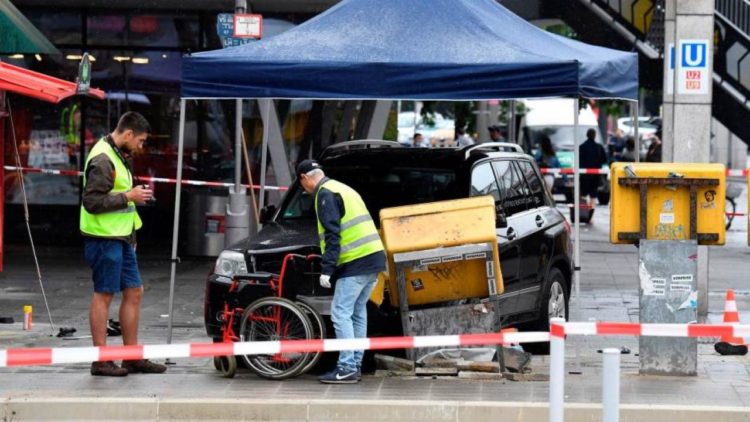 Automobil se zabio u gomilu u Berlinu, sedmero ozlijeđenih