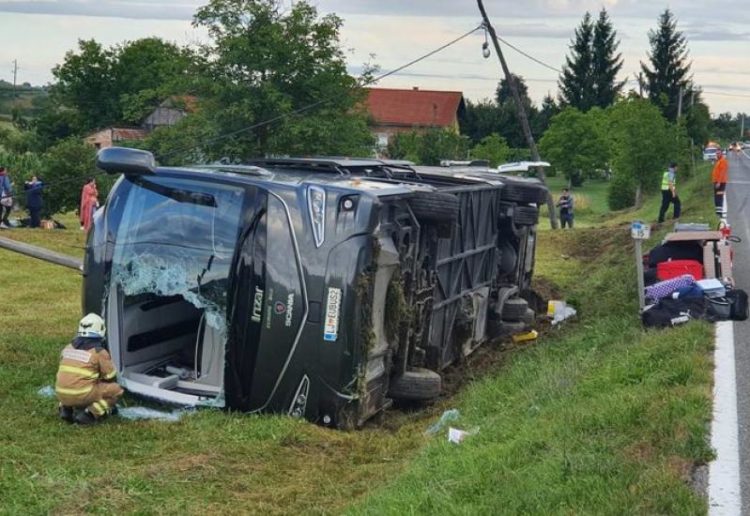 Kod Karlovca se prevrnuo autobus s državljanima BiH, najmanje 6 ozlijeđenih