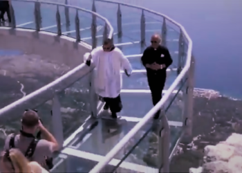 Snimka svećenika koji blagoslivlja novi vidikovac na Biokovu postala hit na internetu