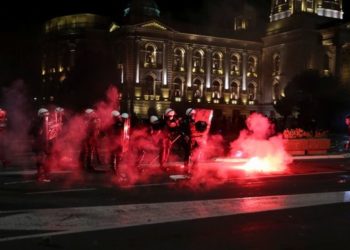 Kaos i neredi u Beogradu: Policija i prosvjednici tukli su se satima