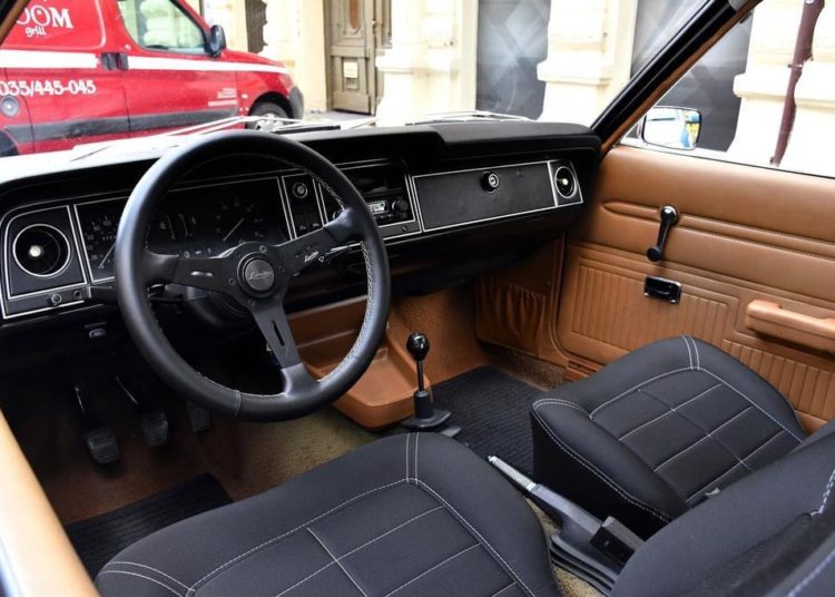 Otac i sin restaurirali bakin Ford Taunus iz 1974.