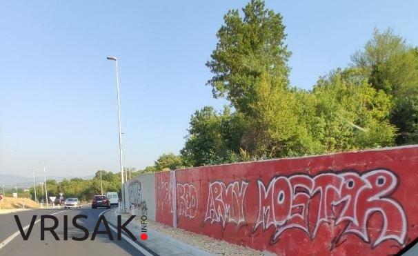 Navijači Veleža pred utakmicu u Širokom Brijegu napravili grafit u Pologu