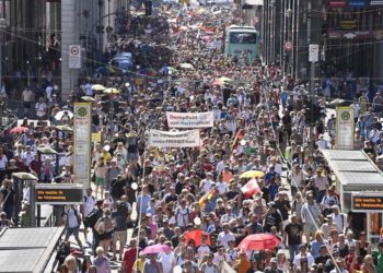 U Berlinu povrijeđeno 18 policajaca na prosvjedima protiv mjera zaštite od koronavirusa