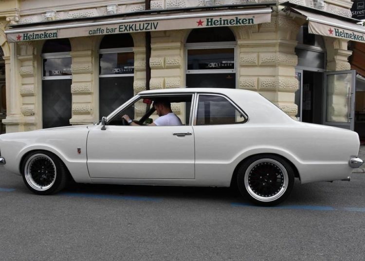 Otac i sin restaurirali bakin Ford Taunus iz 1974.