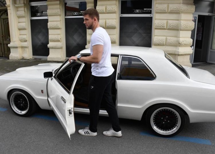 Otac i sin restaurirali bakin Ford Taunus iz 1974.