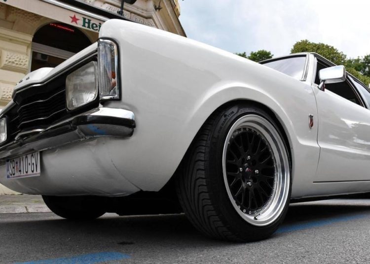 Otac i sin restaurirali bakin Ford Taunus iz 1974.