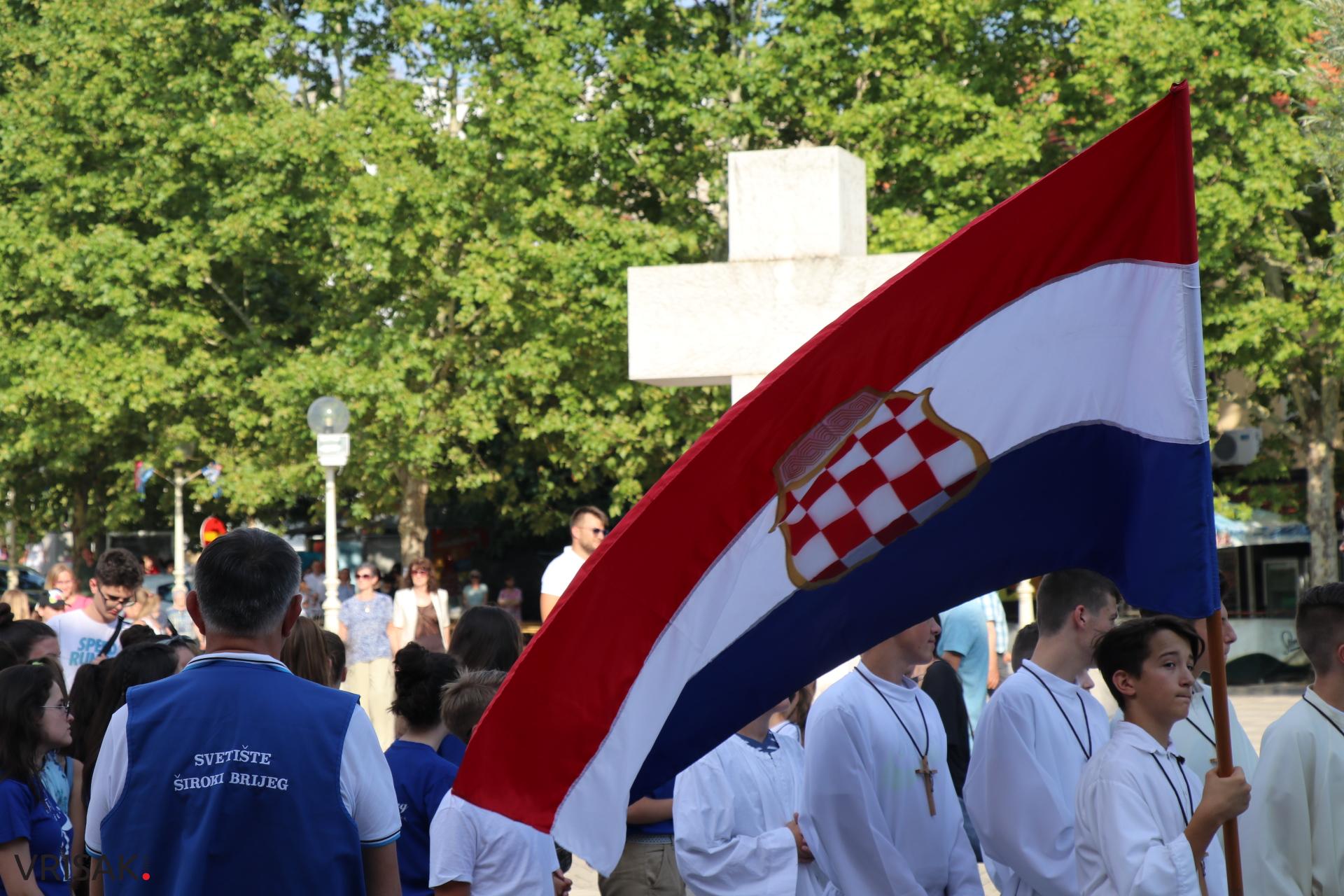 FOTO/Procesija ulicama Širokog Brijega uoči blagdana Velike Gospe