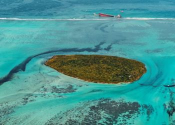Stanovnici Mauricijusa pokušavaju zaustaviti izlijevanje nafte u more