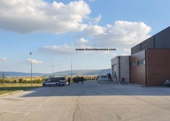 Specijalci ispred jednog svadbenog salona u Tomislavgradu!