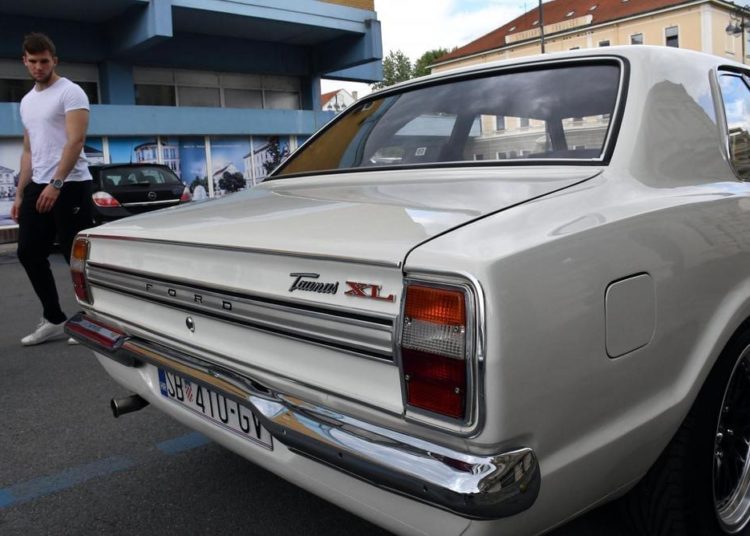Otac i sin restaurirali bakin Ford Taunus iz 1974.