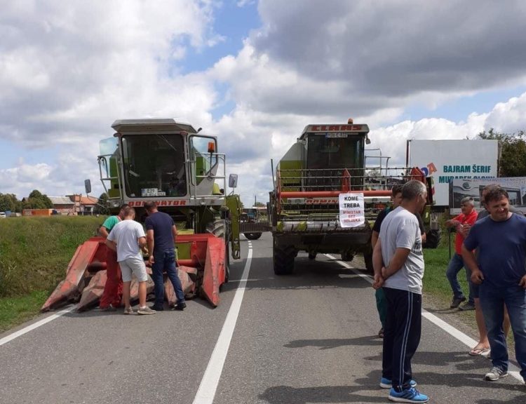 Poljoprivrednici blokirali izlaz iz Odžaka