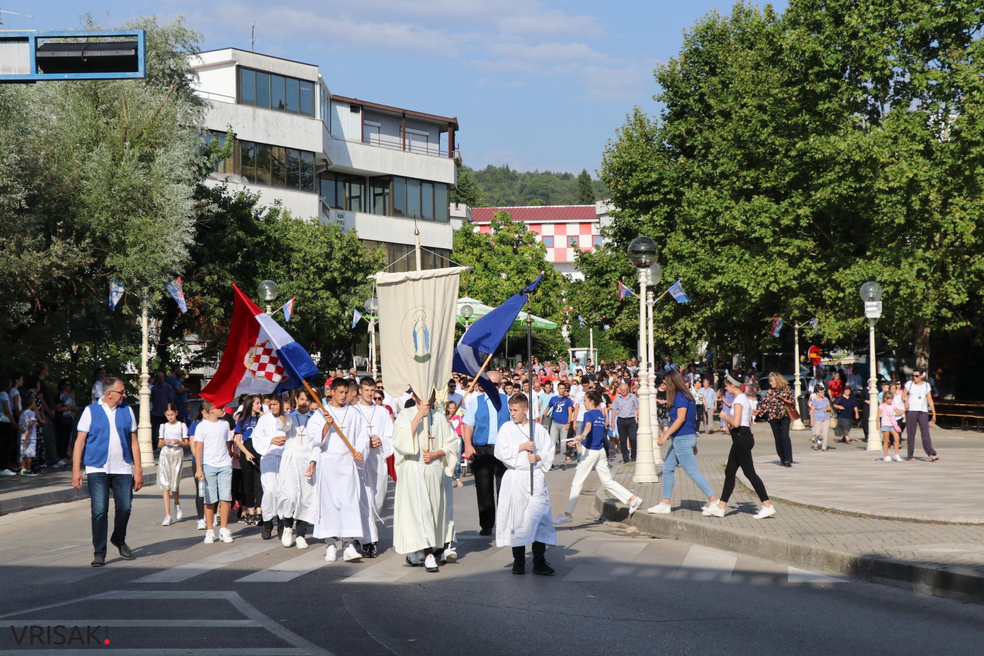 FOTO/Procesija ulicama Širokog Brijega uoči blagdana Velike Gospe