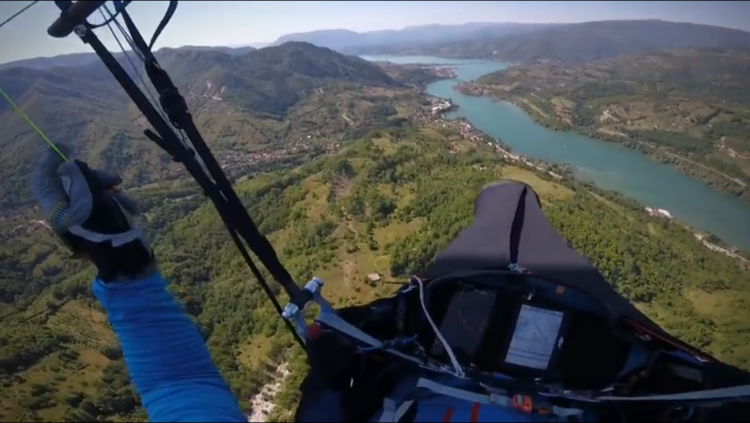 Pogledajte prelet paragliderom sa Bjelašnice do Goranaca
