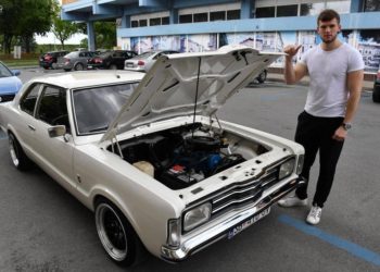 Otac i sin restaurirali bakin Ford Taunus iz 1974.